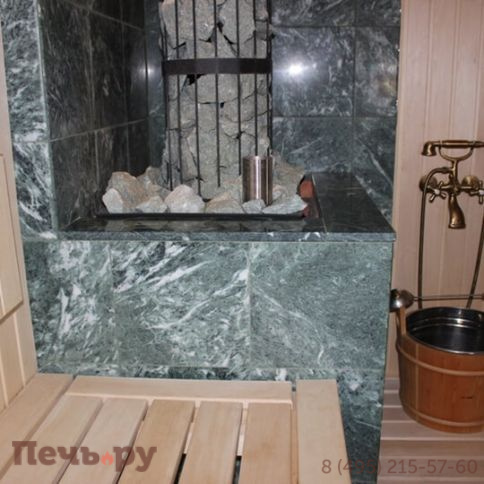 Банная печь ИзиСтим Геленджик в трёхстороннем кожухе с открытым верхом из змеевика фото 3