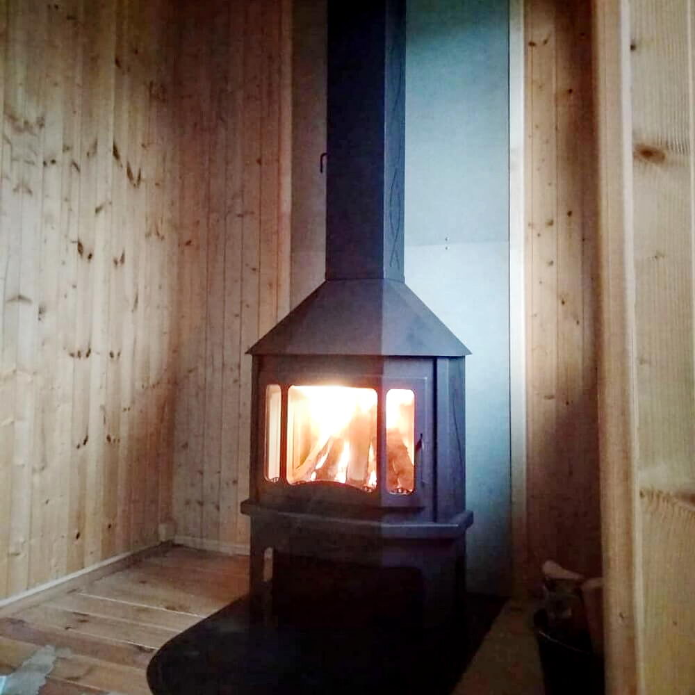 Камин экокамин мюнхен пристенно-угловой. Дровяная печь-камин экокамин мюнхен corner. Печь мюнхен пристенно угловой. Камин металлический рядом с дверью. Печь камин мюнхен.